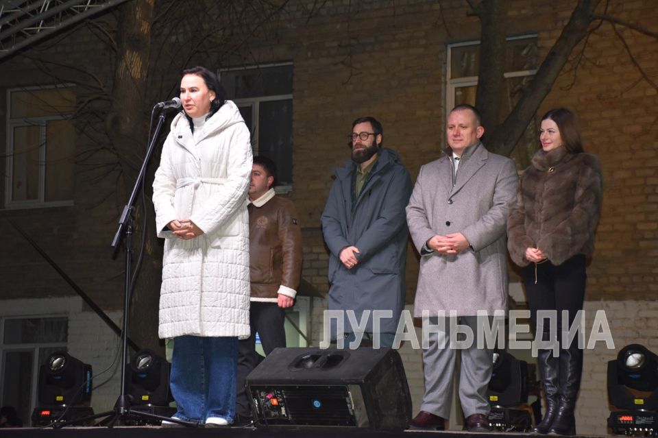 В Луганске открылся главный городской каток В Луганске открылся главный городской каток