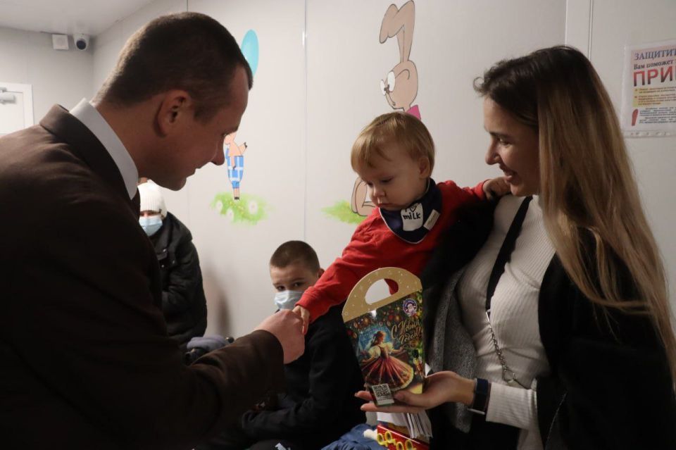 В Северодонецке "ЕДИНАЯ РОССИЯ" поздравила детей с Днем святителя Николая Чудотворца в детской поликлинике и центре детской реабилитации В Северодонецке "ЕДИНАЯ РОССИЯ" поздравила детей с Днем святителя Николая Чудотворца в детской поликлинике и центре детской реабилитации