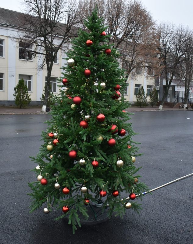 Работы по установке новогодней композиции на центральной площади города Старобельск подходят к завершению Работы по установке новогодней композиции на центральной площади города Старобельск подходят к завершению