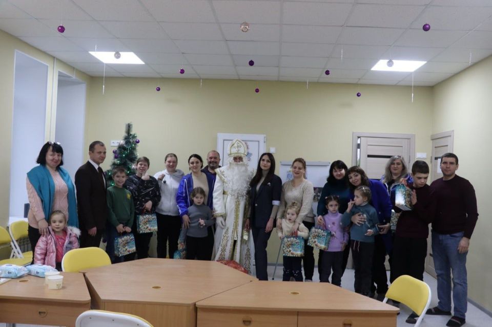 В Северодонецке "ЕДИНАЯ РОССИЯ" поздравила детей с Днем святителя Николая Чудотворца в детской поликлинике и центре детской реабилитации В Северодонецке "ЕДИНАЯ РОССИЯ" поздравила детей с Днем святителя Николая Чудотворца в детской поликлинике и центре детской реабилитации