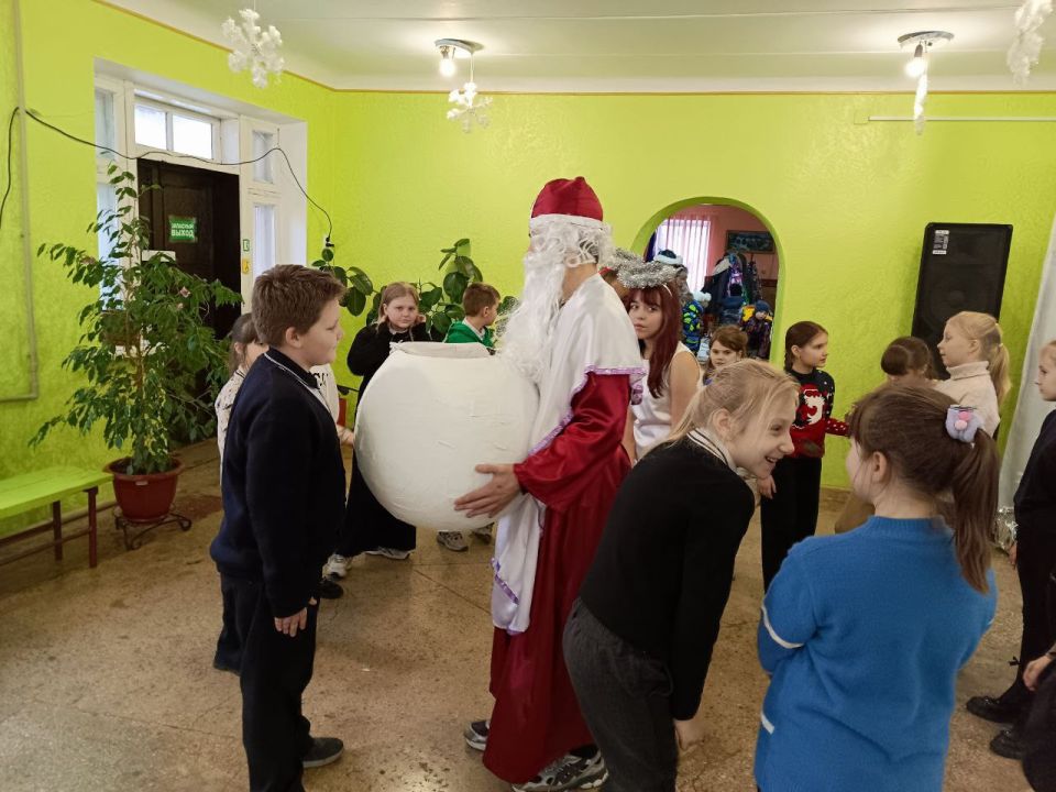 В поселке Новодарьевка, в Доме культуры имени Ленина, для учеников младших классов Новодарьевской школы имени В. Д. Луганского прошло праздничное представление "Эта ночь святая", посвященное Дню Святого Николая В поселке Новодарьевка, в Доме культуры имени Ленина, для учеников младших классов Новодарьевской школы имени В. Д. Луганского прошло праздничное представление "Эта ночь святая", посвященное Дню Святого Николая