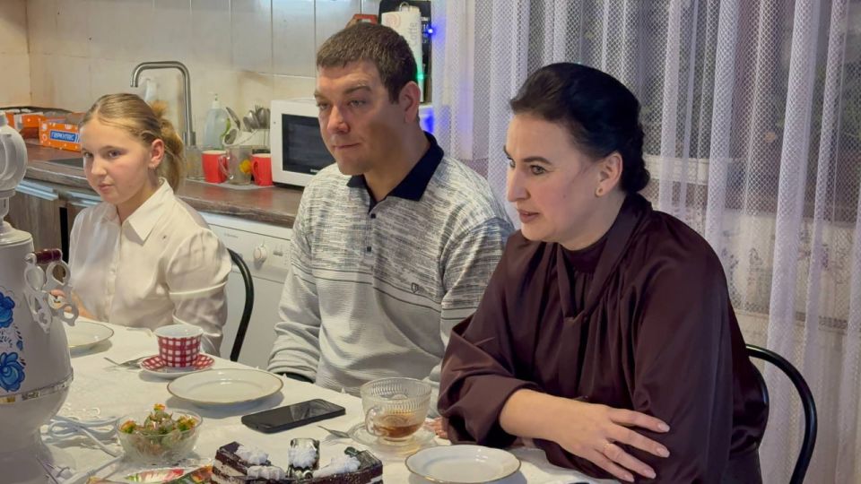 Луганские единороссы поздравили детей с Днем святителя Николая Чудотворца Луганские единороссы поздравили детей с Днем святителя Николая Чудотворца