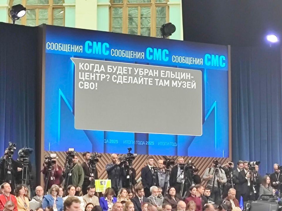 Тысячи СМС приходят на прямую линию Президента РФ, собрали самые интересные и необычные #Путин Тысячи СМС приходят на прямую линию Президента РФ, собрали самые интересные и необычные #Путин