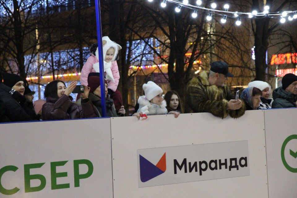 «Единая Россия» провела беспроигрышную лотерею для детей на открытии катка в Луганске «Единая Россия» провела беспроигрышную лотерею для детей на открытии катка в Луганске