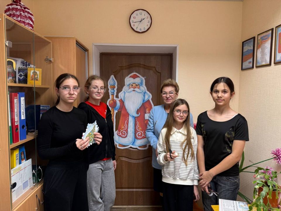 Сегодня, 19 декабря, обучающиеся ГБОУ ЛНР «СЛСПШ ПГТ ПЕТРОВКА» украсили окна Петровского отдела жизнеобеспечения, создав праздничное настроение для сотрудников и посетителей Сегодня, 19 декабря, обучающиеся ГБОУ ЛНР «СЛСПШ ПГТ ПЕТРОВКА» украсили окна Петровского отдела жизнеобеспечения, создав праздничное настроение для сотрудников и посетителей