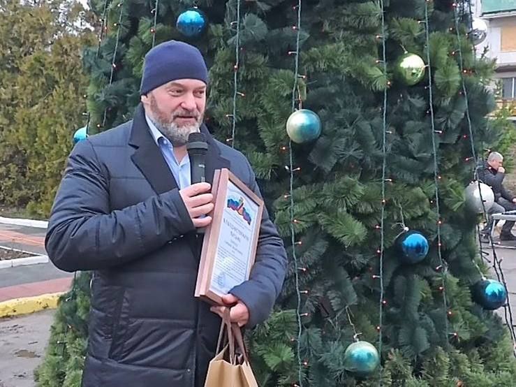 Сергей Колягин: В городе Золотое, благодаря усилиям отдела по жизнеобеспечению, накануне засияла главная новогодняя красавица Сергей Колягин: В городе Золотое, благодаря усилиям отдела по жизнеобеспечению, накануне засияла главная новогодняя красавица