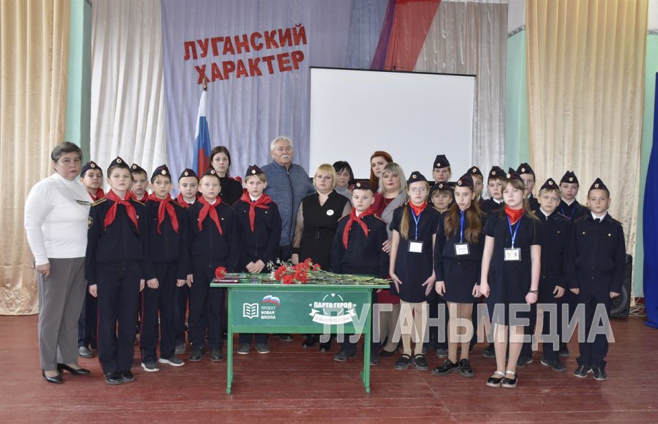 В память о героическом выпускнике в Краснолучской школе № 11 открыли «Парту героя» В память о героическом выпускнике в Краснолучской школе № 11 открыли «Парту героя»