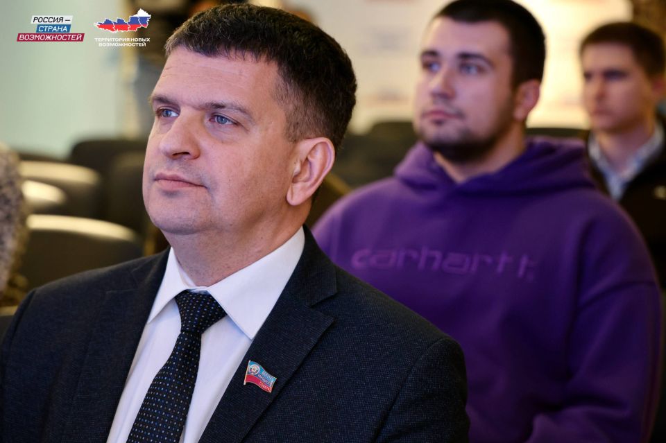 Прямо сейчас на площадке «Россия — страна возможностей» в Луганске проходит общественный показ программы «Итоги года с Владимиром Путиным» Прямо сейчас на площадке «Россия — страна возможностей» в Луганске проходит общественный показ программы «Итоги года с Владимиром Путиным»