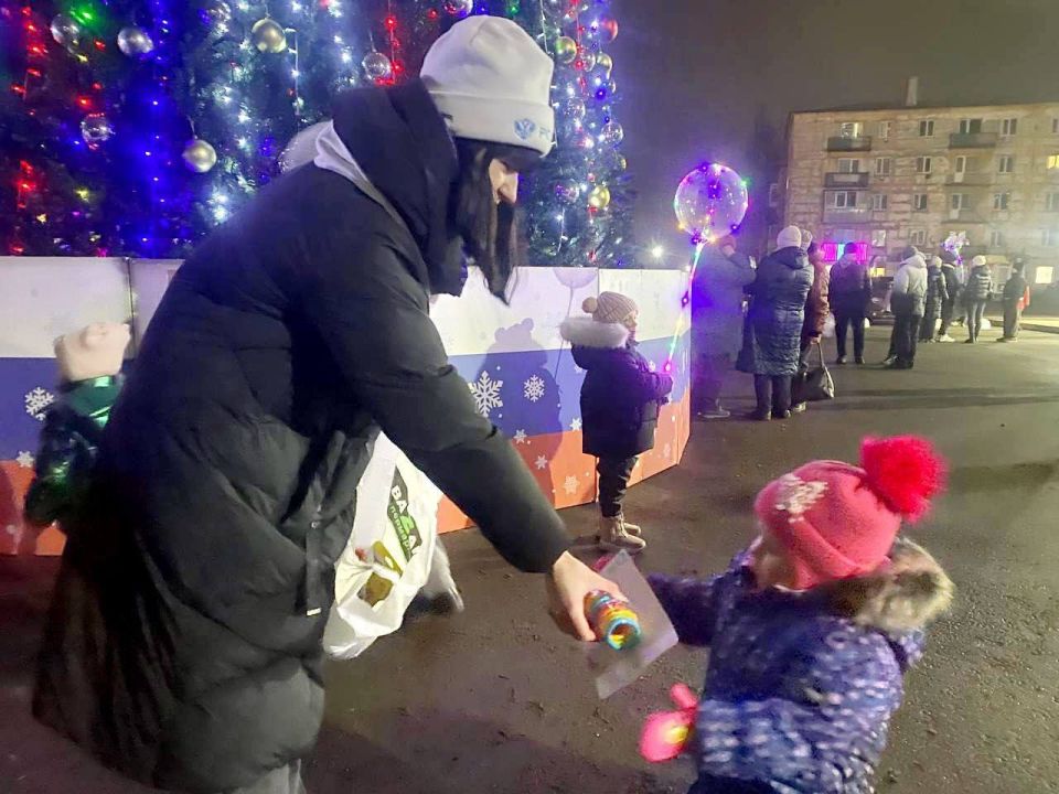 Сегодня Главная новогодняя ёлка городского округа город Кировск зажгла свои огни! Сегодня Главная новогодняя ёлка городского округа город Кировск зажгла свои огни!