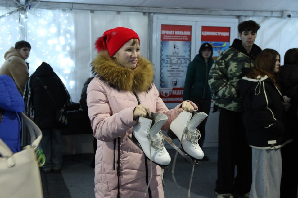 «Единая Россия» провела беспроигрышную лотерею для детей на открытии катка в Луганске «Единая Россия» провела беспроигрышную лотерею для детей на открытии катка в Луганске