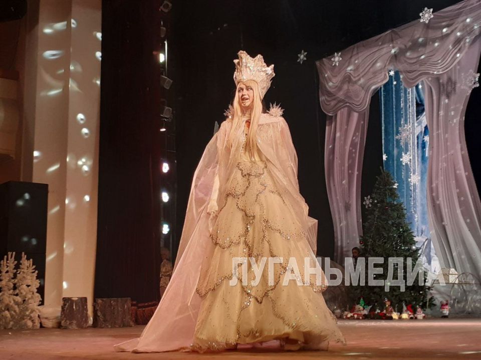 В ДК имени Ленина состоялись первые новогодние представления для юных луганчан В ДК имени Ленина состоялись первые новогодние представления для юных луганчан