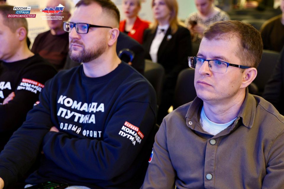 Прямо сейчас на площадке «Россия — страна возможностей» в Луганске проходит общественный показ программы «Итоги года с Владимиром Путиным» Прямо сейчас на площадке «Россия — страна возможностей» в Луганске проходит общественный показ программы «Итоги года с Владимиром Путиным»