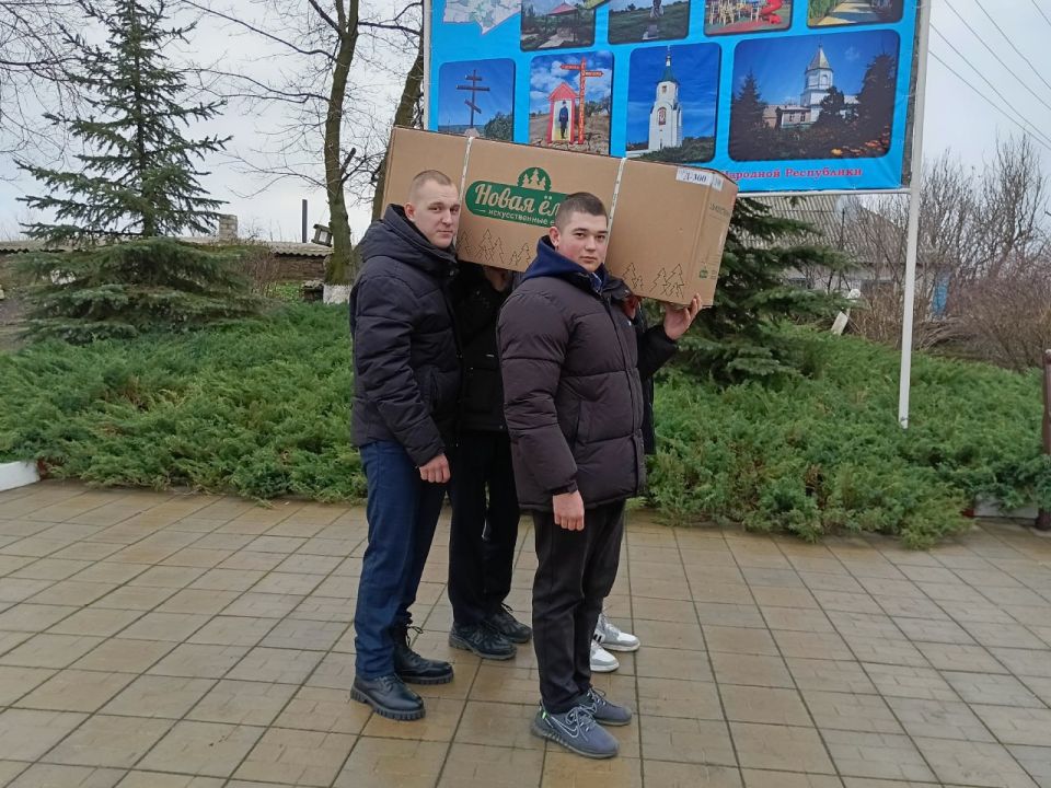 18 декабря Городищенская средняя школа № 23 получила подарок от жителей города Тюмени - новогоднюю елку! 18 декабря Городищенская средняя школа № 23 получила подарок от жителей города Тюмени - новогоднюю елку!