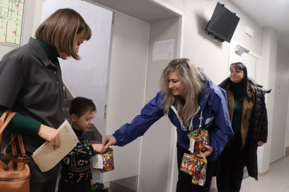 В Северодонецке "ЕДИНАЯ РОССИЯ" поздравила детей с Днем святителя Николая Чудотворца в детской поликлинике и центре детской реабилитации В Северодонецке "ЕДИНАЯ РОССИЯ" поздравила детей с Днем святителя Николая Чудотворца в детской поликлинике и центре детской реабилитации