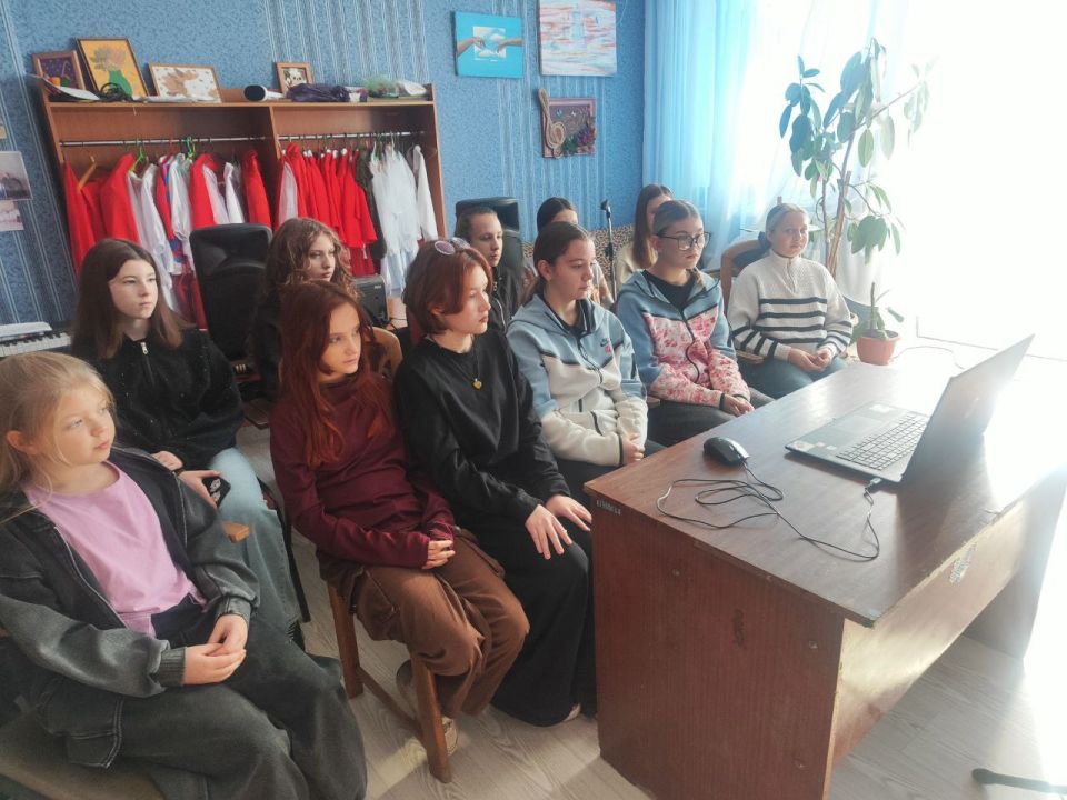 В Кировском городском Дворце культуры состоялся познавательный час «Терроризм в интернете» В Кировском городском Дворце культуры состоялся познавательный час «Терроризм в интернете»