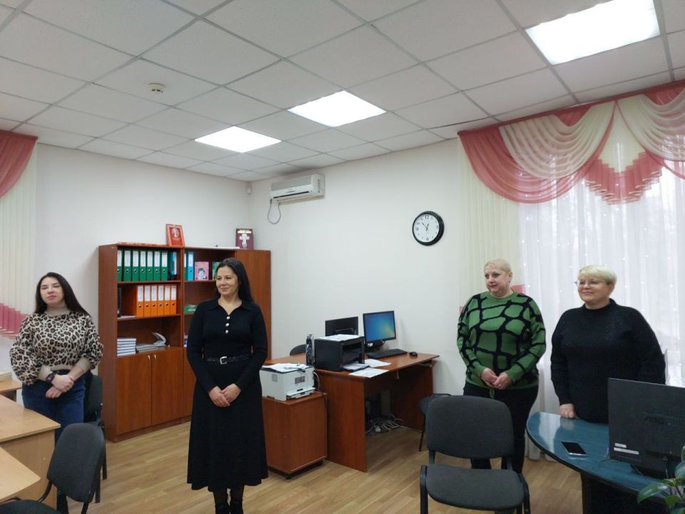 Роман Лысенко: 18 декабря поздравил работников Алчевского ЗАГСа с профессиональным праздником Роман Лысенко: 18 декабря поздравил работников Алчевского ЗАГСа с профессиональным праздником