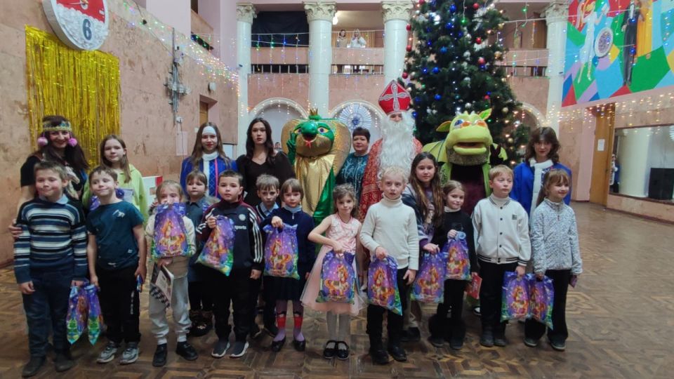 В Молодогвардейске прошёл праздник «Николай Чудотворец идет в гости» В Молодогвардейске прошёл праздник «Николай Чудотворец идет в гости»