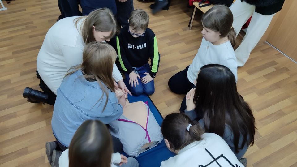 Ученики сразу двух школ за два дня Луганска побывали на профориентационной экскурсии в скорой помощи Ученики сразу двух школ за два дня Луганска побывали на профориентационной экскурсии в скорой помощи