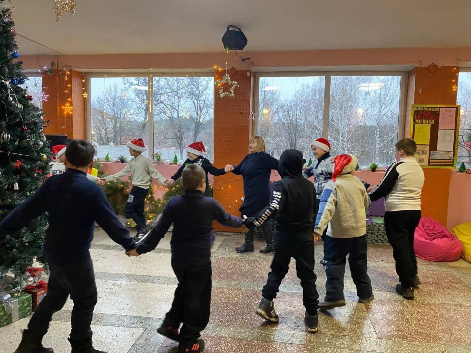 Друзья, это было волшебно! Вчера в нашем ДК села Чугинки мы всем миром зажгли огни на главной новогодней красавице! Друзья, это было волшебно! Вчера в нашем ДК села Чугинки мы всем миром зажгли огни на главной новогодней красавице!