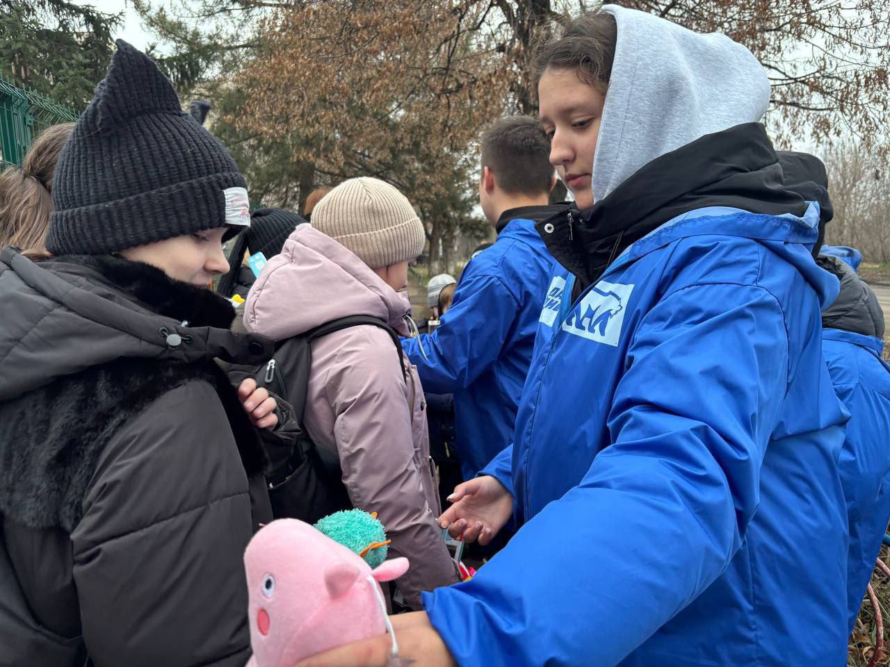 Активисты Славяносербского отделения "Молодой Гвардии Единой России" при содействии Славяносербского отделения "Единой России" поздравили детей поселка с Днем Святителя Николая Активисты Славяносербского отделения "Молодой Гвардии Единой России" при содействии Славяносербского отделения "Единой России" поздравили детей поселка с Днем Святителя Николая