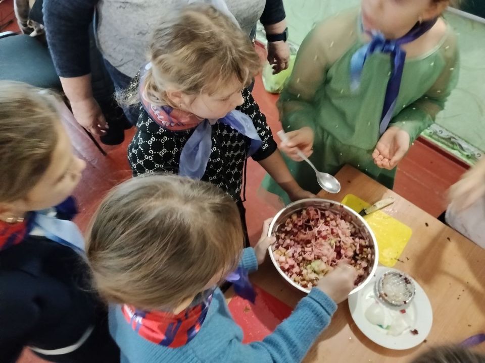 В День рождения Новогодней ёлки и в поддержку партпроекта «Культура малой Родины», работники Литвиновского СДК, активистки «Женского движения Единая Россия» распахнули двери в волшебный мир кулинарных традиций России В День рождения Новогодней ёлки и в поддержку партпроекта «Культура малой Родины», работники Литвиновского СДК, активистки «Женского движения Единая Россия» распахнули двери в волшебный мир кулинарных традиций России