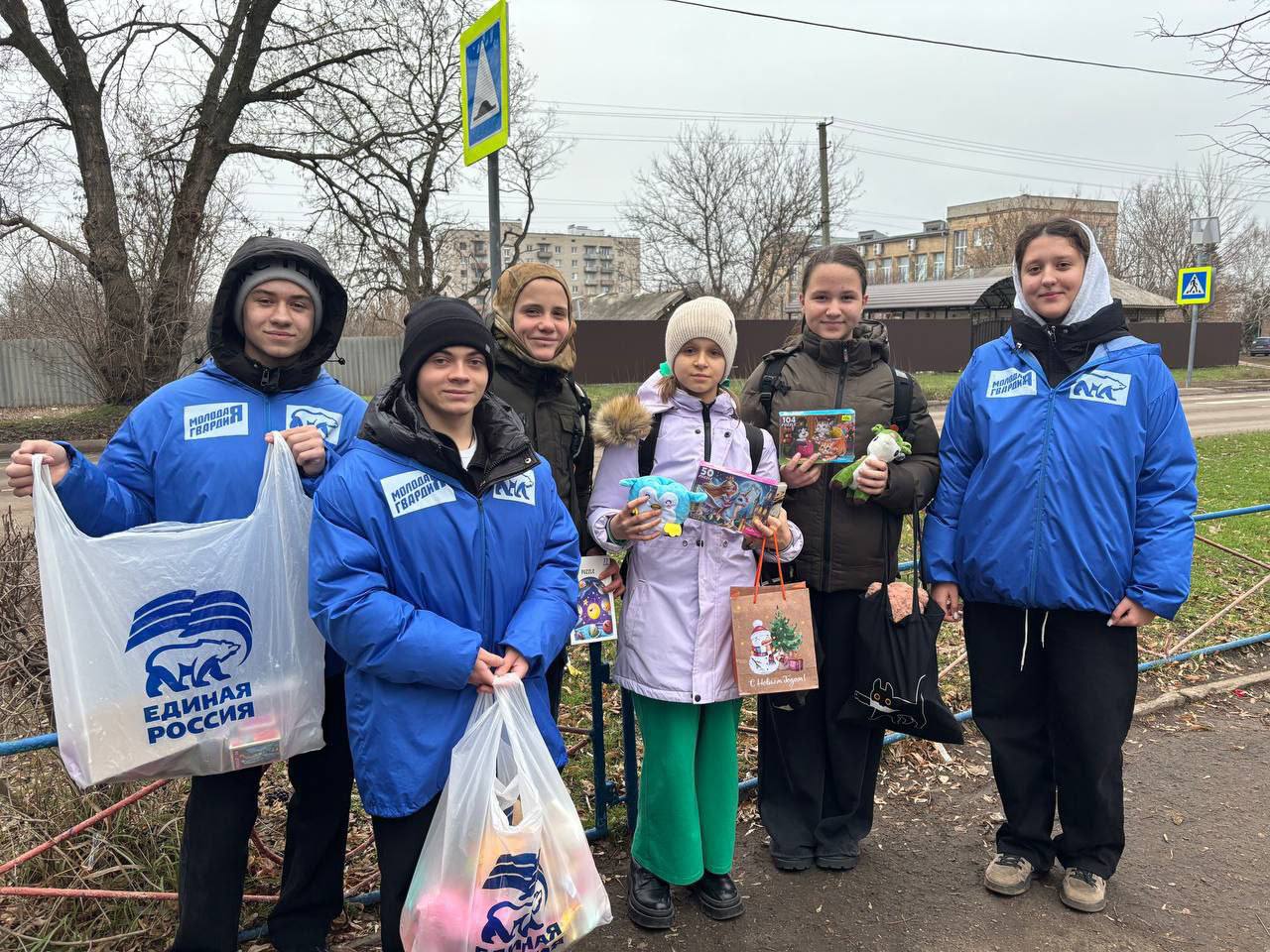 Активисты Славяносербского отделения "Молодой Гвардии Единой России" при содействии Славяносербского отделения "Единой России" поздравили детей поселка с Днем Святителя Николая Активисты Славяносербского отделения "Молодой Гвардии Единой России" при содействии Славяносербского отделения "Единой России" поздравили детей поселка с Днем Святителя Николая