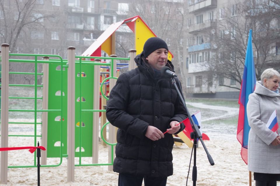 Сергей Крамаренко: Сегодня в поселке Лозовский открыли новую детскую площадку Сергей Крамаренко: Сегодня в поселке Лозовский открыли новую детскую площадку