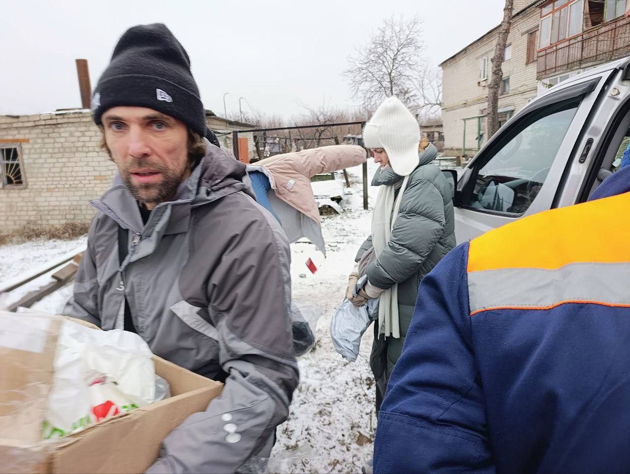 Сергей Колягин: В условиях непростой ситуации, сложившейся в Попасной, специалисты отдела по жизнеобеспечению данного населенного пункта на постоянной основе сотрудничают с различными благотворительными фондами... Сергей Колягин: В условиях непростой ситуации, сложившейся в Попасной, специалисты отдела по жизнеобеспечению данного населенного пункта на постоянной основе сотрудничают с различными благотворительными фондами...