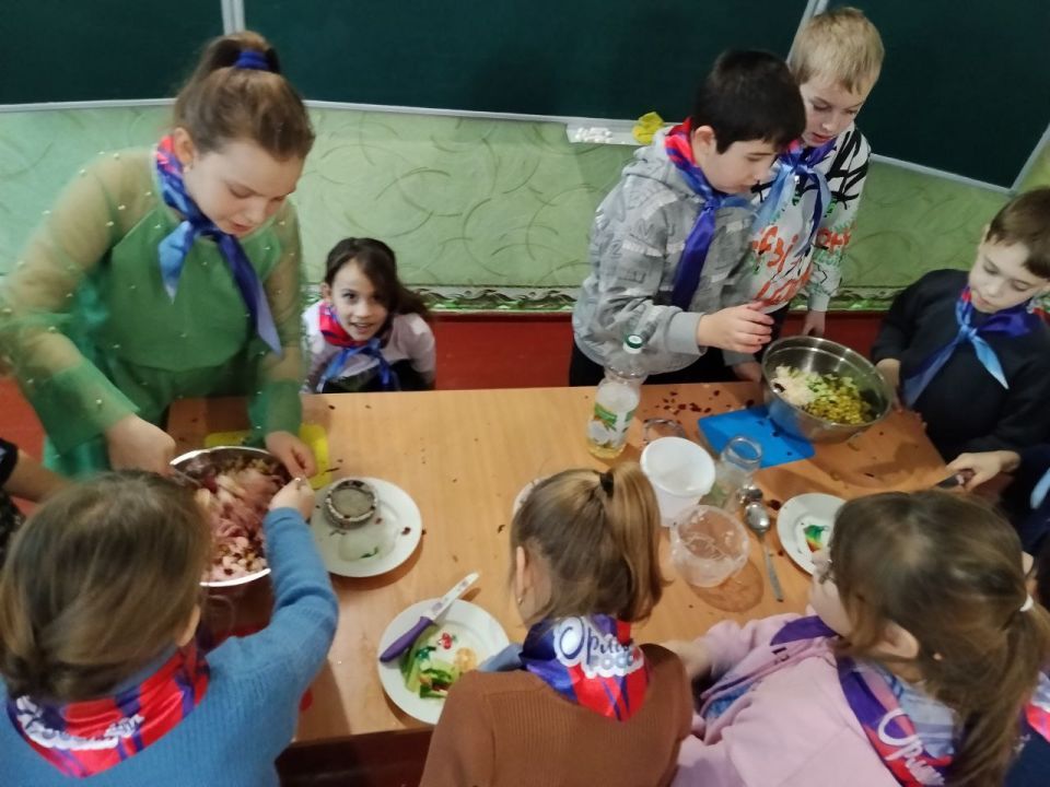 В День рождения Новогодней ёлки и в поддержку партпроекта «Культура малой Родины», работники Литвиновского СДК, активистки «Женского движения Единая Россия» распахнули двери в волшебный мир кулинарных традиций России В День рождения Новогодней ёлки и в поддержку партпроекта «Культура малой Родины», работники Литвиновского СДК, активистки «Женского движения Единая Россия» распахнули двери в волшебный мир кулинарных традиций России