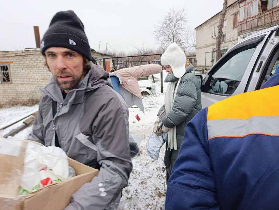 В условиях непростой ситуации, сложившейся в Попасной, специалисты отдела по жизнеобеспечению данного населенного пункта на постоянной основе сотрудничают с различными благотворительными фондами, организациями и меценатами... В условиях непростой ситуации, сложившейся в Попасной, специалисты отдела по жизнеобеспечению данного населенного пункта на постоянной основе сотрудничают с различными благотворительными фондами, организациями и меценатами...