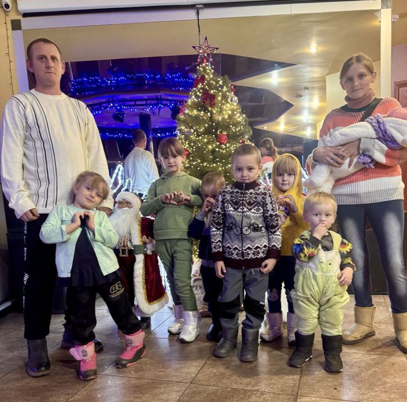 Ежегодно в декабре каждый из нас с трепетом и надеждой ожидает этот праздник - День Святителя Николая Чудотворца Ежегодно в декабре каждый из нас с трепетом и надеждой ожидает этот праздник - День Святителя Николая Чудотворца