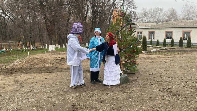 В пгт Бугаевка состоялось открытие поселковой елки В пгт Бугаевка состоялось открытие поселковой елки