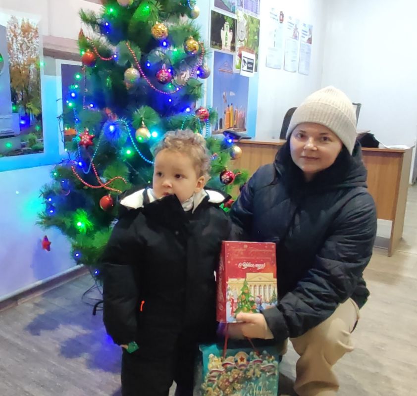 С 19 декабря на Краснодонщине началась выдача сладких новогодних подарков от Главы Луганской Народной Республики и Губернатора Тюменской области детям, которые не посещают образовательные учреждения С 19 декабря на Краснодонщине началась выдача сладких новогодних подарков от Главы Луганской Народной Республики и Губернатора Тюменской области детям, которые не посещают образовательные учреждения