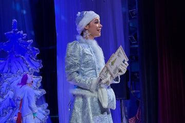 В Луганске представили новогоднюю премьеру спектакля «Снегурочке никто не пишет»
