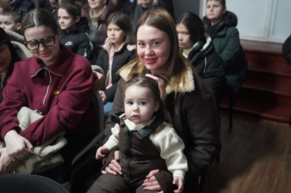 Красноярские артисты подарили новогоднюю сказку детям из семей погибших участников СВО Красноярские артисты подарили новогоднюю сказку детям из семей погибших участников СВО