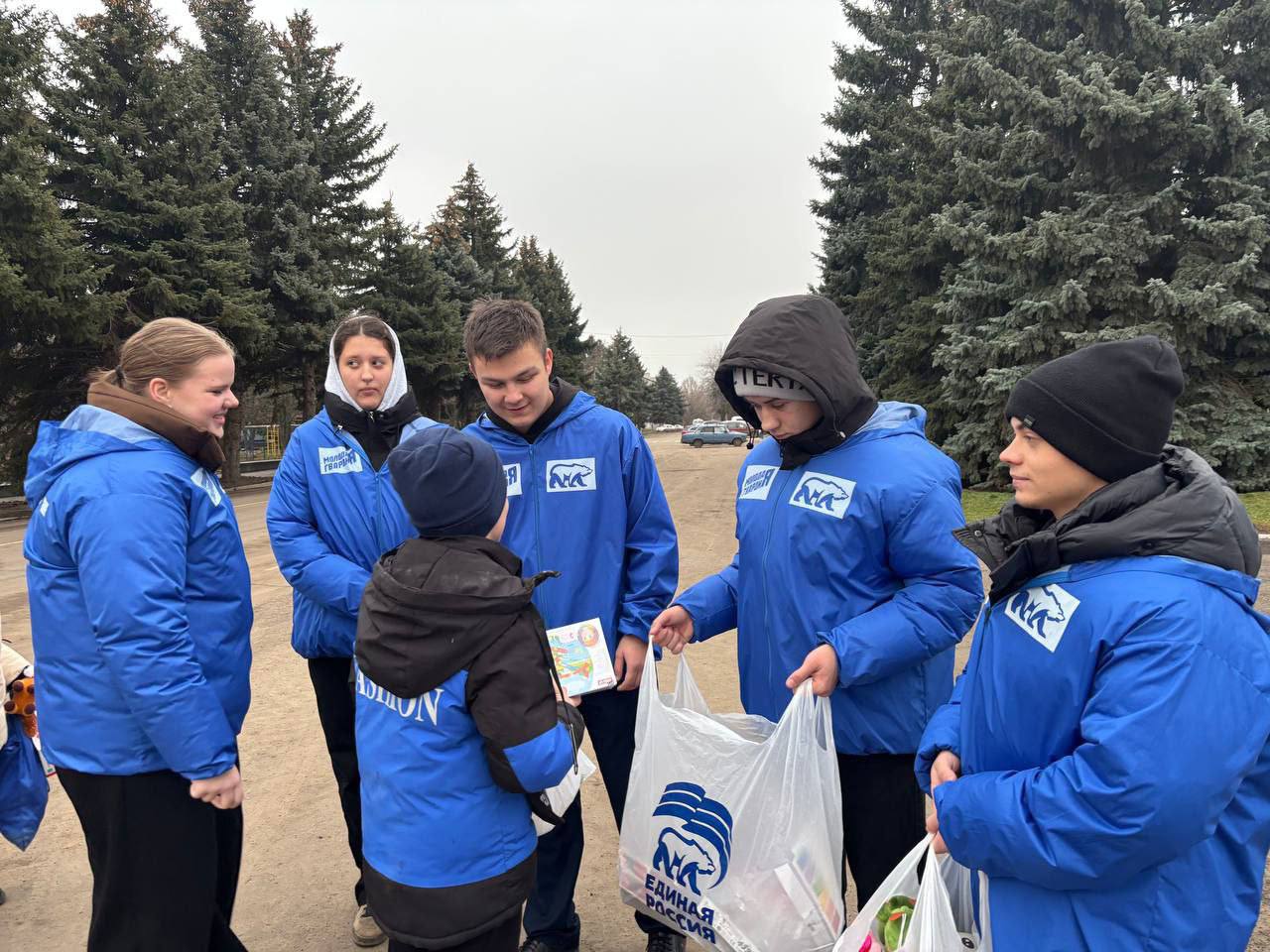 Активисты Славяносербского отделения "Молодой Гвардии Единой России" при содействии Славяносербского отделения "Единой России" поздравили детей поселка с Днем Святителя Николая Активисты Славяносербского отделения "Молодой Гвардии Единой России" при содействии Славяносербского отделения "Единой России" поздравили детей поселка с Днем Святителя Николая