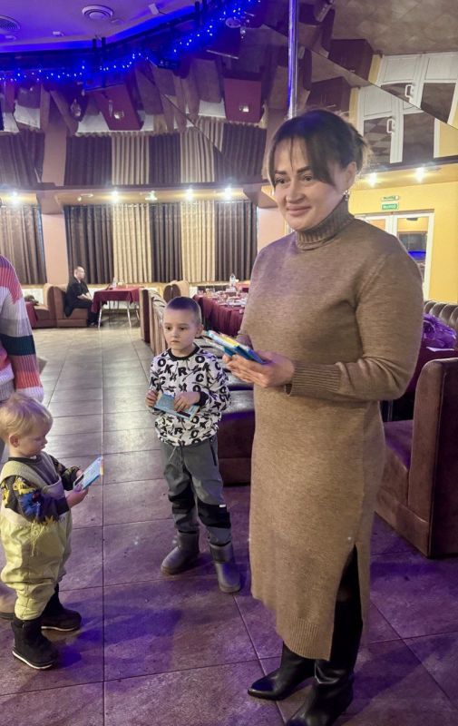 Ежегодно в декабре каждый из нас с трепетом и надеждой ожидает этот праздник - День Святителя Николая Чудотворца Ежегодно в декабре каждый из нас с трепетом и надеждой ожидает этот праздник - День Святителя Николая Чудотворца