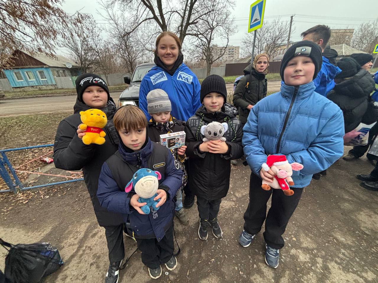 Активисты Славяносербского отделения "Молодой Гвардии Единой России" при содействии Славяносербского отделения "Единой России" поздравили детей поселка с Днем Святителя Николая Активисты Славяносербского отделения "Молодой Гвардии Единой России" при содействии Славяносербского отделения "Единой России" поздравили детей поселка с Днем Святителя Николая