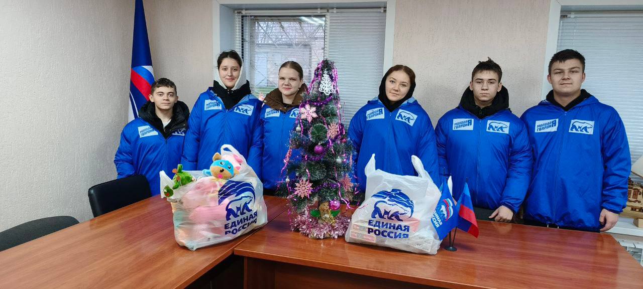 Активисты Славяносербского отделения "Молодой Гвардии Единой России" при содействии Славяносербского отделения "Единой России" поздравили детей поселка с Днем Святителя Николая