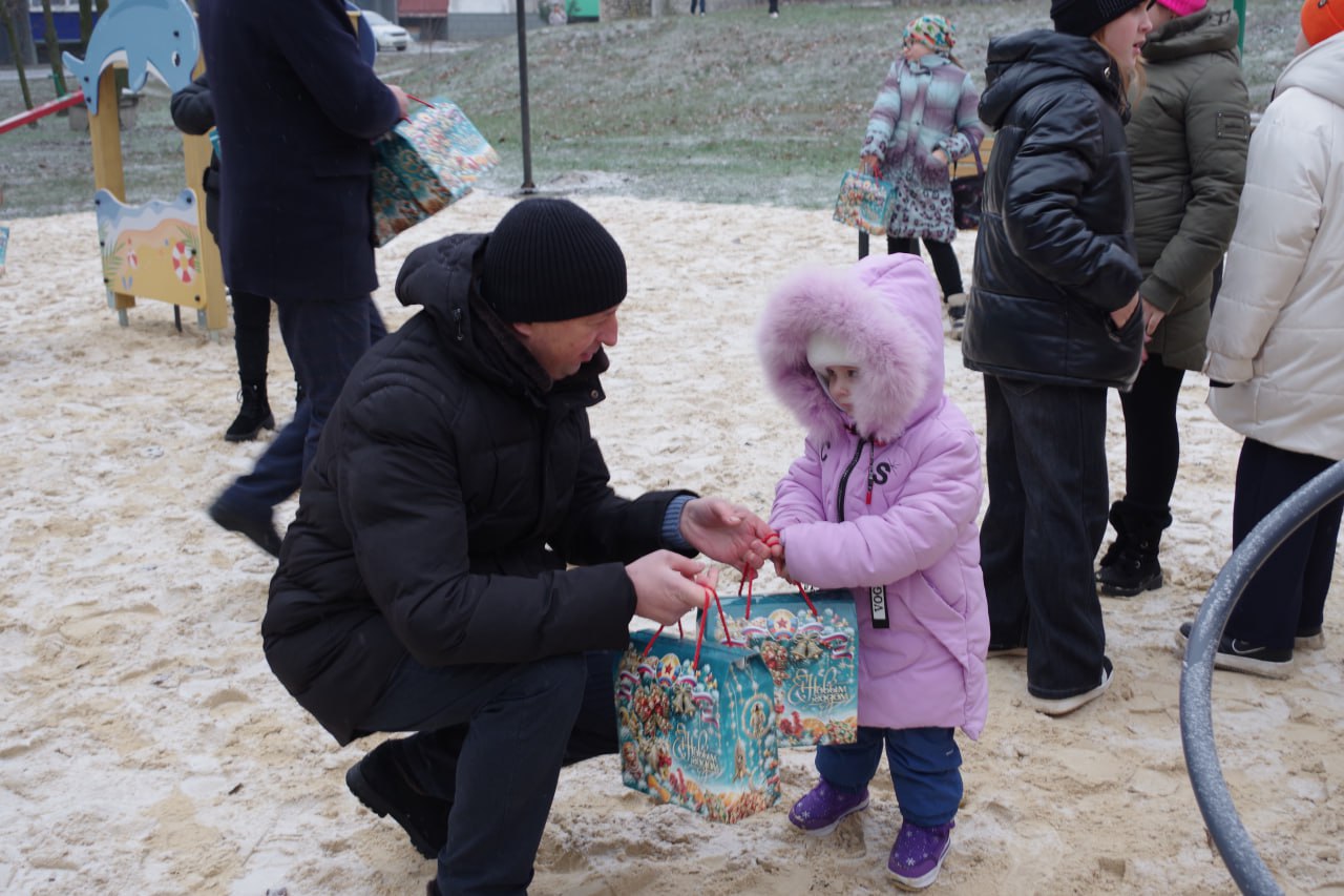 Сергей Крамаренко: Сегодня в поселке Лозовский открыли новую детскую площадку Сергей Крамаренко: Сегодня в поселке Лозовский открыли новую детскую площадку