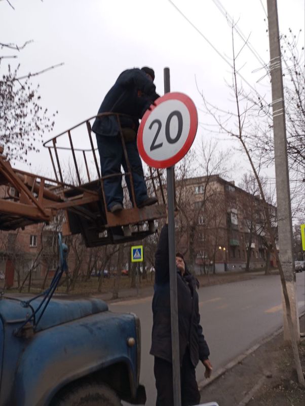 Коммунальные службы проводят работы на территории города Коммунальные службы проводят работы на территории города