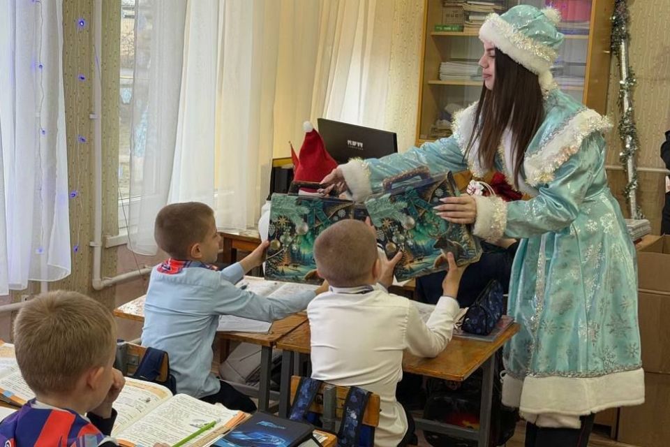 В преддверии Нового года дети Свердловской СШ №8 с замиранием сердца ждут чуда! В преддверии Нового года дети Свердловской СШ №8 с замиранием сердца ждут чуда!