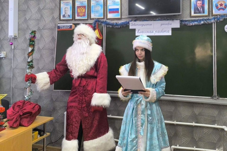 В преддверии Нового года дети Свердловской СШ №8 с замиранием сердца ждут чуда! В преддверии Нового года дети Свердловской СШ №8 с замиранием сердца ждут чуда!