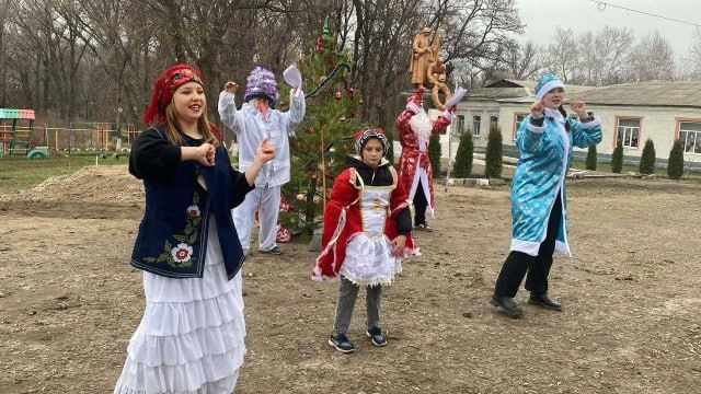 В пгт Бугаевка состоялось открытие поселковой елки В пгт Бугаевка состоялось открытие поселковой елки