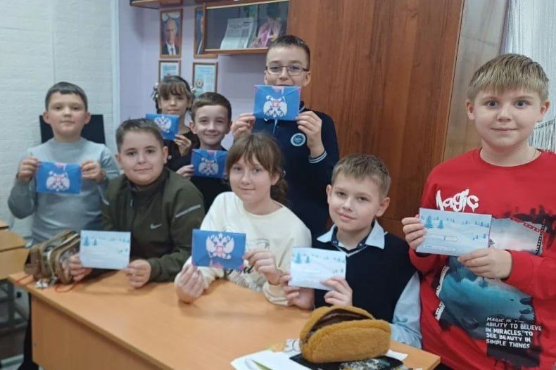 Воспитанники Свердловского ЦДЮТ «Мечта» написали письма бойцам СВО Воспитанники Свердловского ЦДЮТ «Мечта» написали письма бойцам СВО
