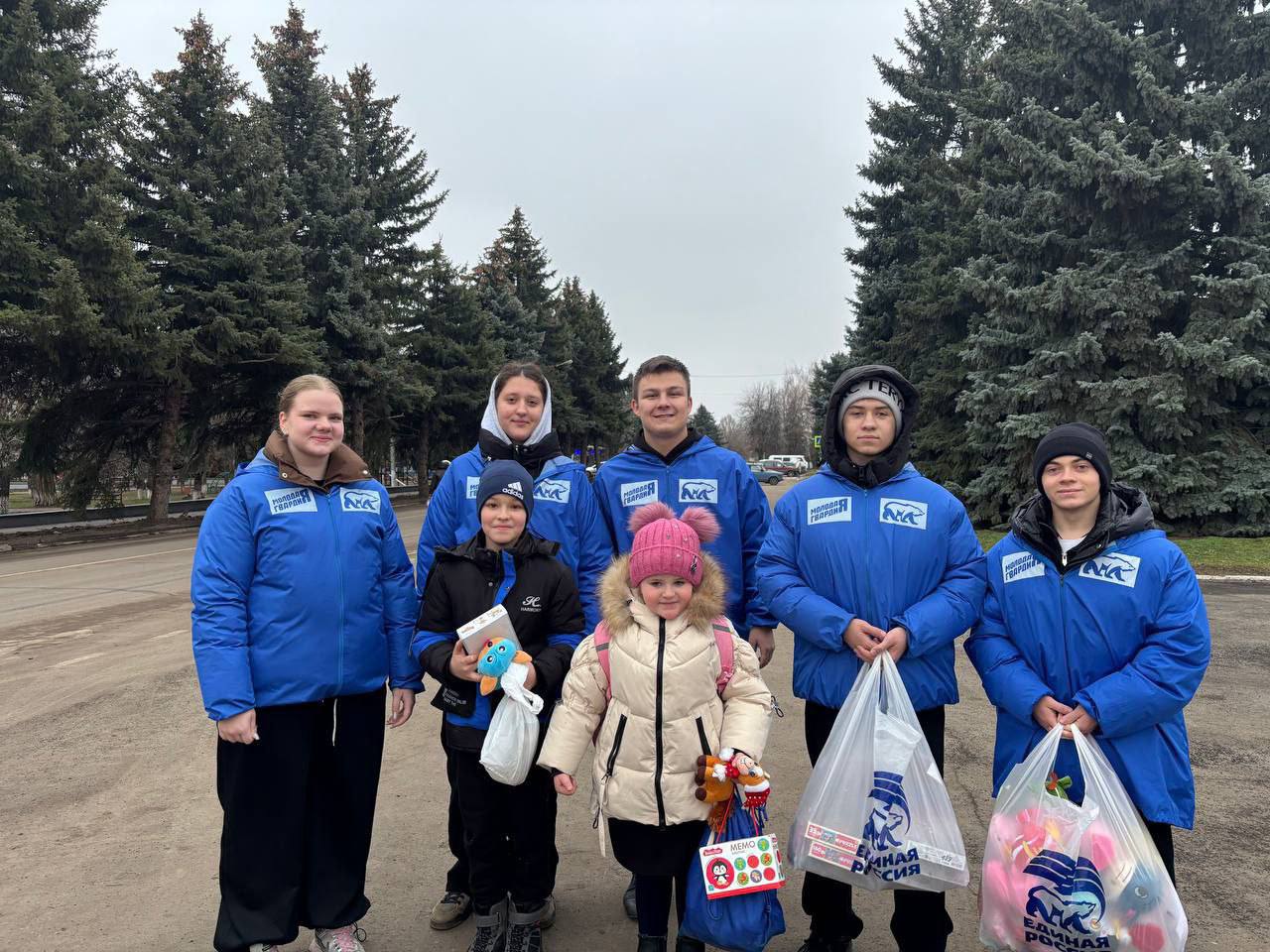 Активисты Славяносербского отделения "Молодой Гвардии Единой России" при содействии Славяносербского отделения "Единой России" поздравили детей поселка с Днем Святителя Николая Активисты Славяносербского отделения "Молодой Гвардии Единой России" при содействии Славяносербского отделения "Единой России" поздравили детей поселка с Днем Святителя Николая