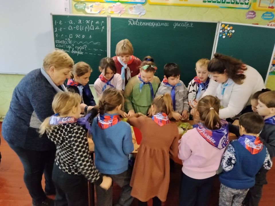 В День рождения Новогодней ёлки и в поддержку партпроекта «Культура малой Родины», работники Литвиновского СДК, активистки «Женского движения Единая Россия» распахнули двери в волшебный мир кулинарных традиций России В День рождения Новогодней ёлки и в поддержку партпроекта «Культура малой Родины», работники Литвиновского СДК, активистки «Женского движения Единая Россия» распахнули двери в волшебный мир кулинарных традиций России
