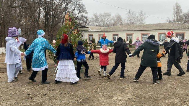 В пгт Бугаевка состоялось открытие поселковой елки В пгт Бугаевка состоялось открытие поселковой елки
