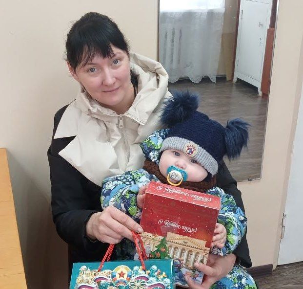 С 19 декабря на Краснодонщине началась выдача сладких новогодних подарков от Главы Луганской Народной Республики и Губернатора Тюменской области детям, которые не посещают образовательные учреждения С 19 декабря на Краснодонщине началась выдача сладких новогодних подарков от Главы Луганской Народной Республики и Губернатора Тюменской области детям, которые не посещают образовательные учреждения