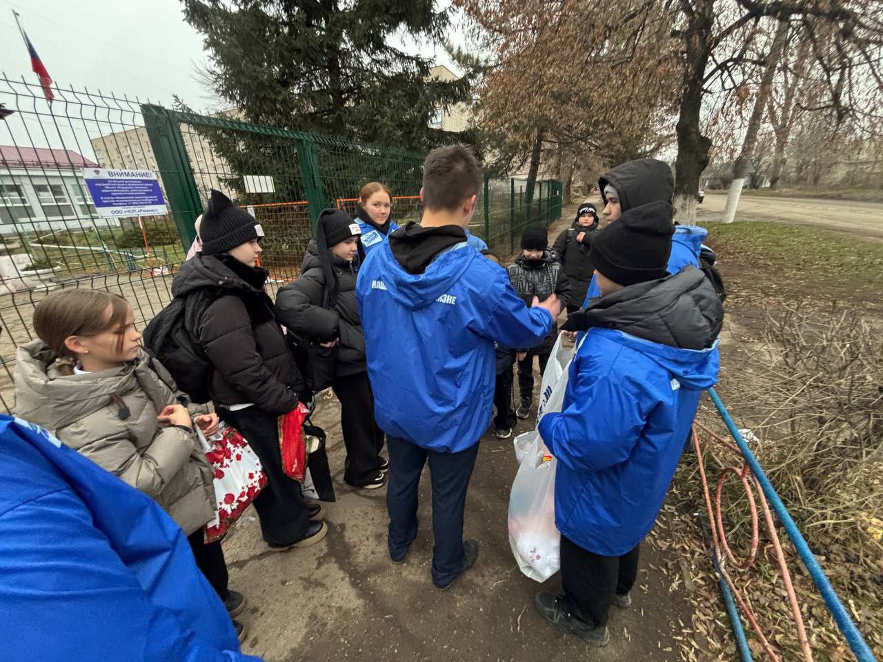 Активисты Славяносербского отделения "Молодой Гвардии Единой России" при содействии Славяносербского отделения "Единой России" поздравили детей поселка с Днем Святителя Николая Активисты Славяносербского отделения "Молодой Гвардии Единой России" при содействии Славяносербского отделения "Единой России" поздравили детей поселка с Днем Святителя Николая